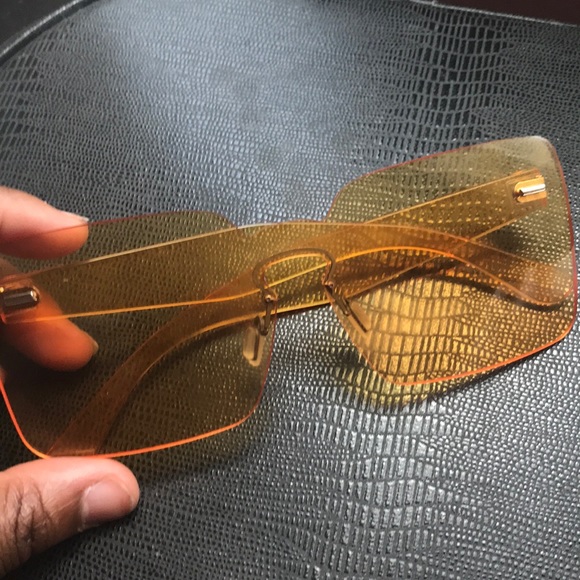 Yellow acrylic sunglasses from the Gloss Label - Picture 4 of 5